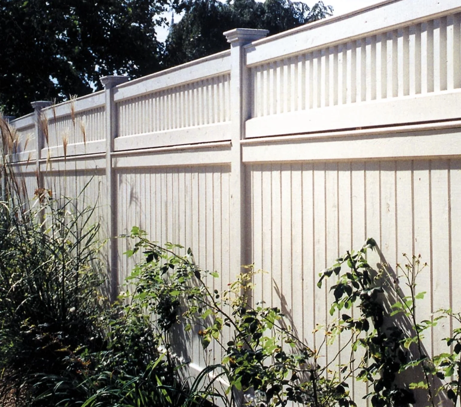 Vinyl Privacy Fence with Spindle Top project by Excalibur Fence and Iron Works