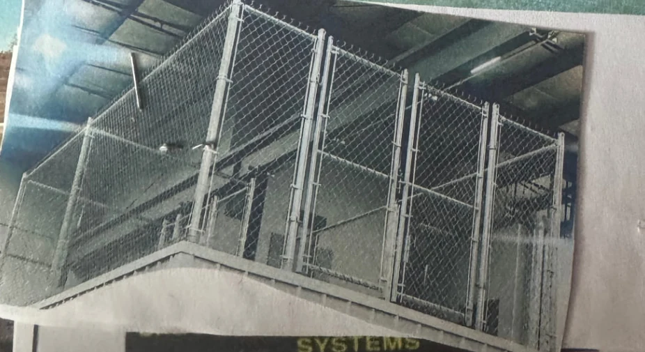 Heavy-duty indoor chain link security enclosure