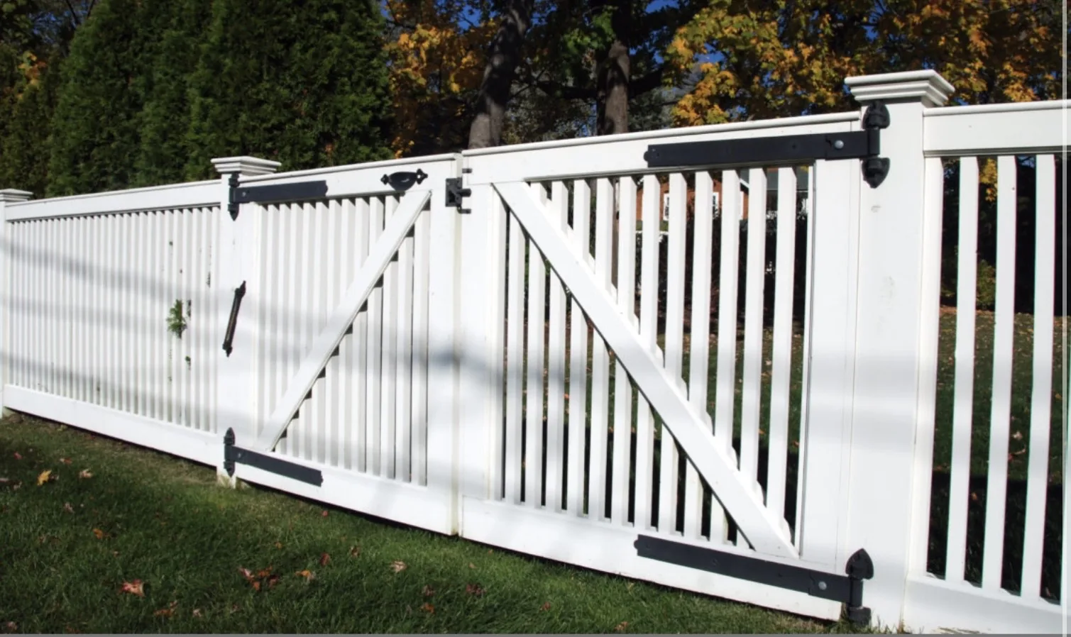 Vinyl Picket Fence with Double Gate project by Excalibur Fence and Iron Works